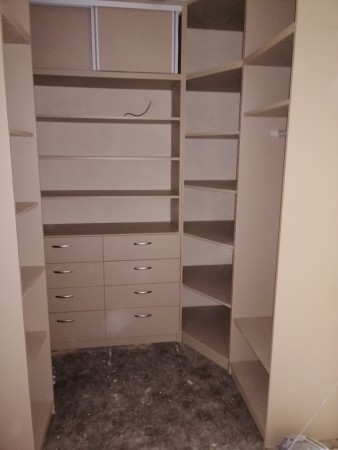 Vestavná šatna odstín cappucino